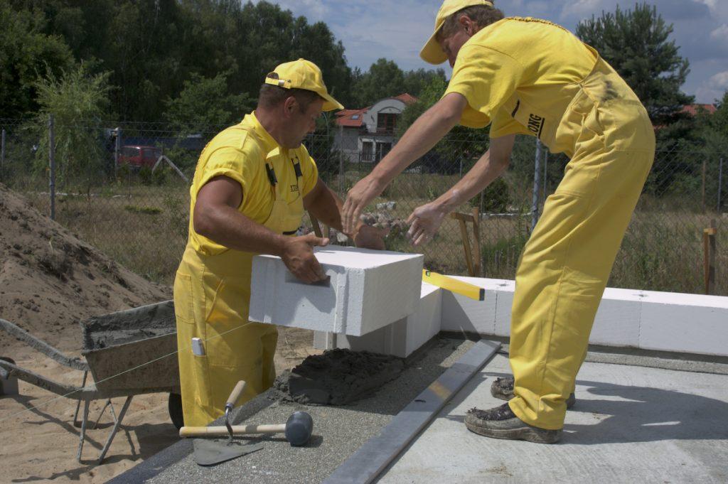 Укладання нижнього ряду газоблоків